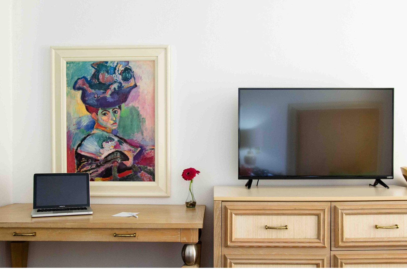 Escritorio y TV en habitación