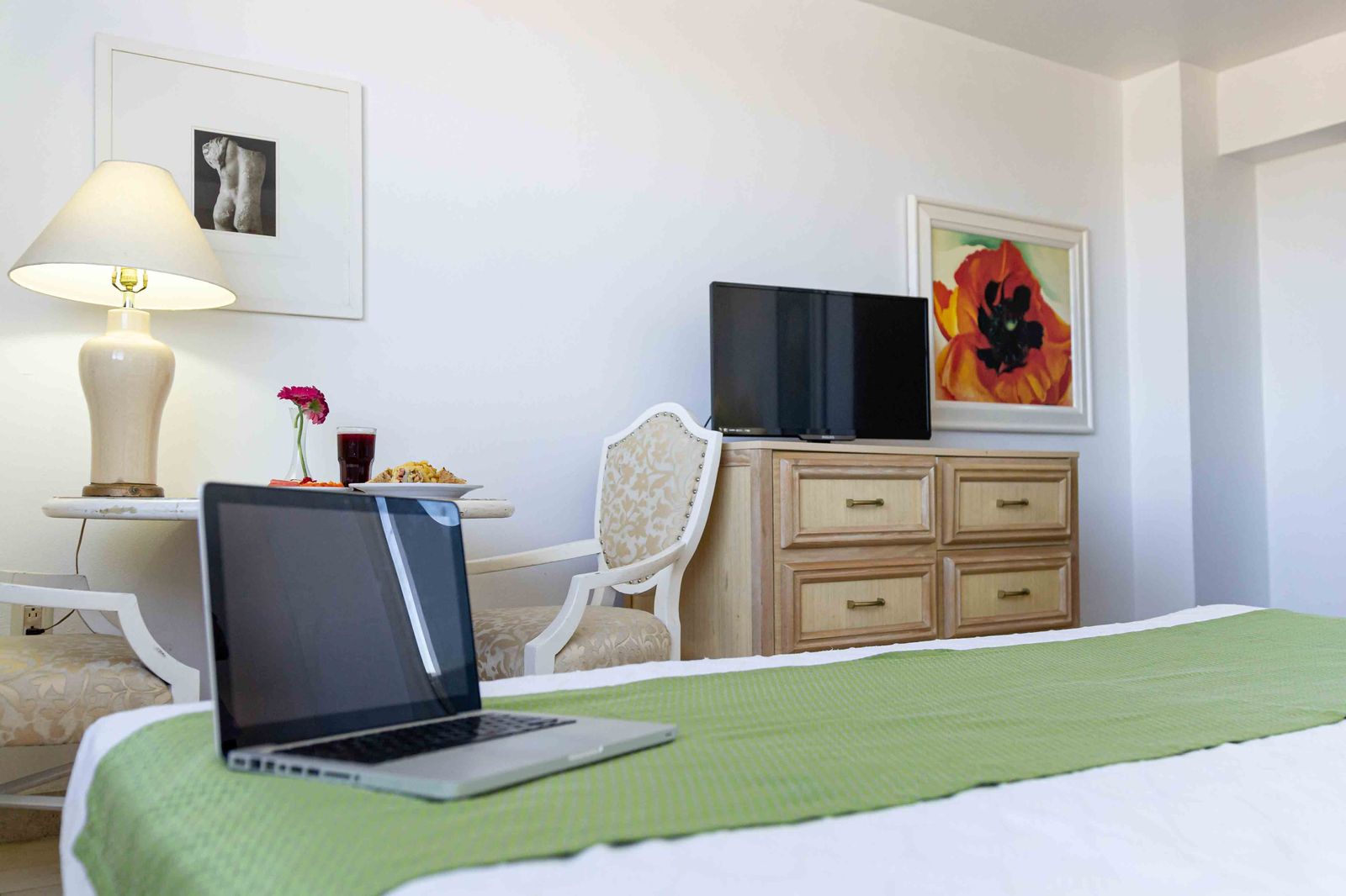 Habitación con cama king size y escritorio en Hotel de Casablanca