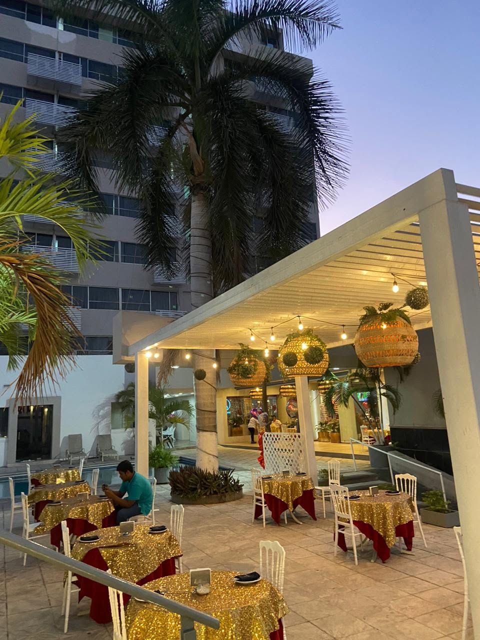 Terraza con mesas montadas en Hotel de Casablanca