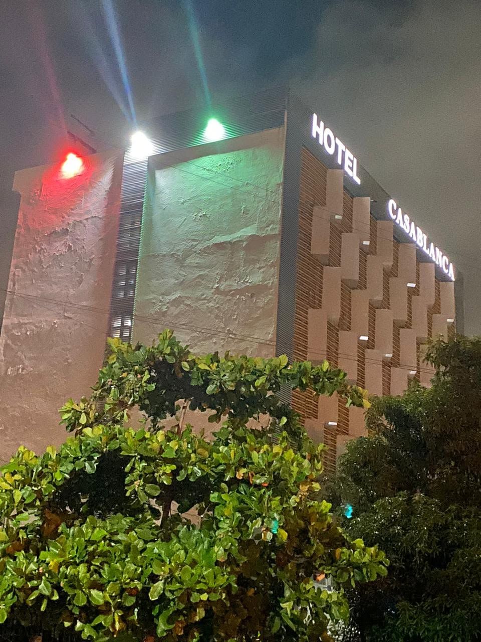 Torre del hotel de noche